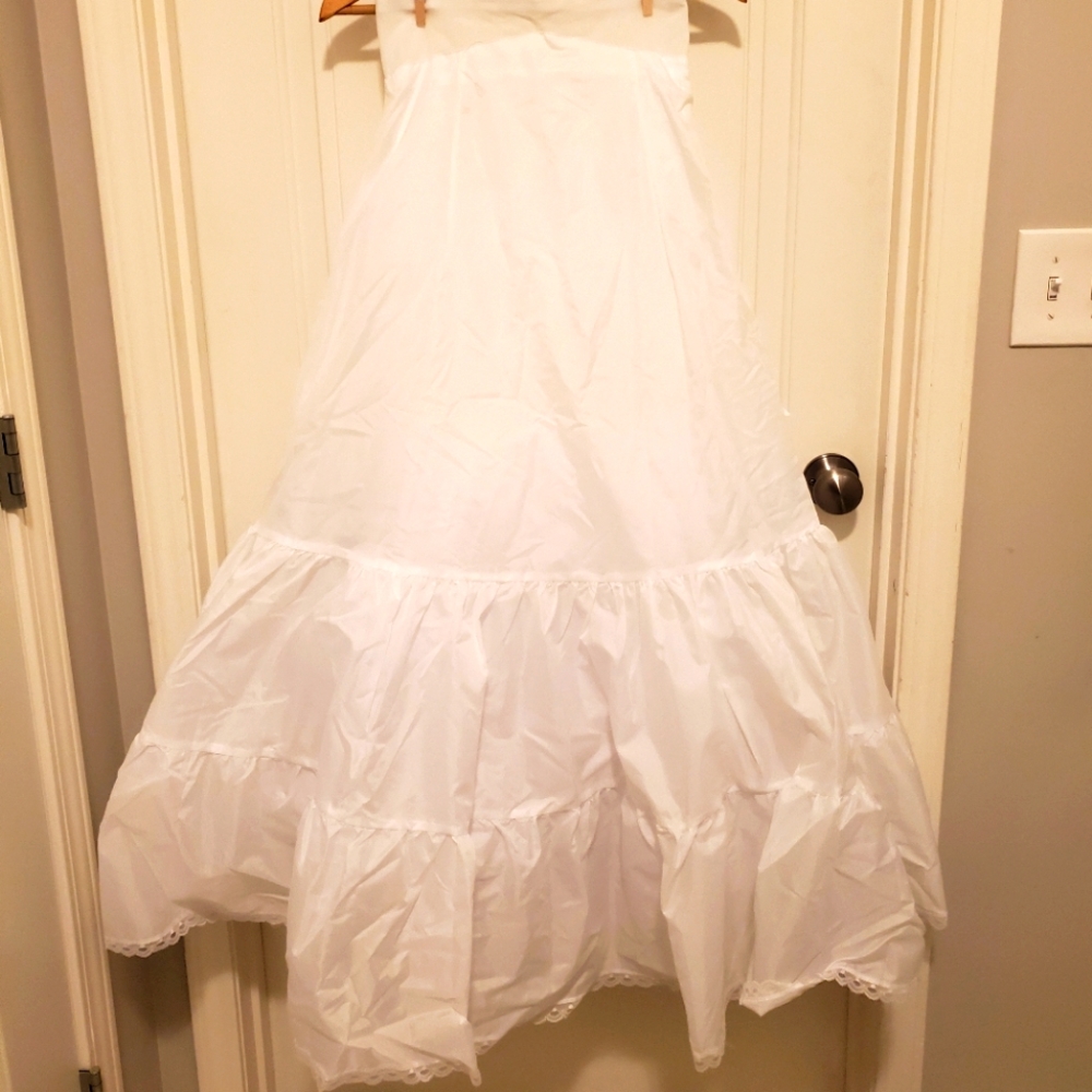 DAVID'S BRIDAL - Size 8 - Two-Tier Medium Fullness A-Line Slip - White